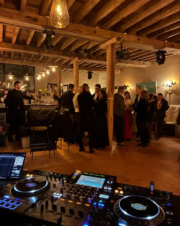 DJ en soirée dans un bar