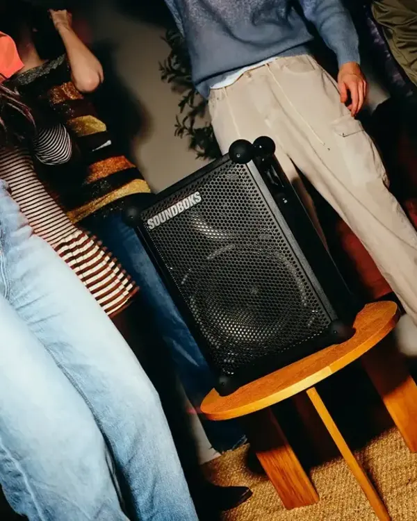 Soirée animée avec une enceinte SOUNDBOKS